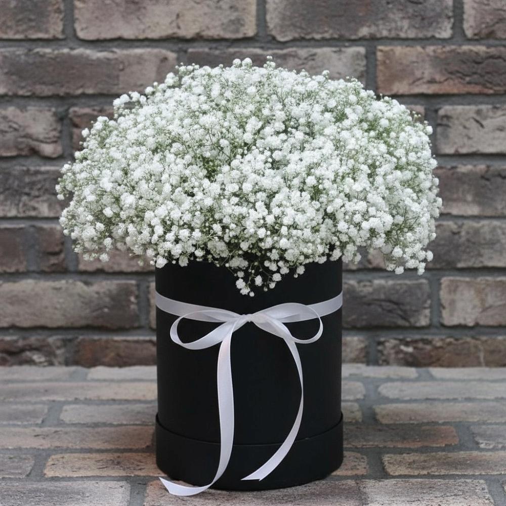 Цветочная композиция из Гипсофила в шляпной коробке в Витязево