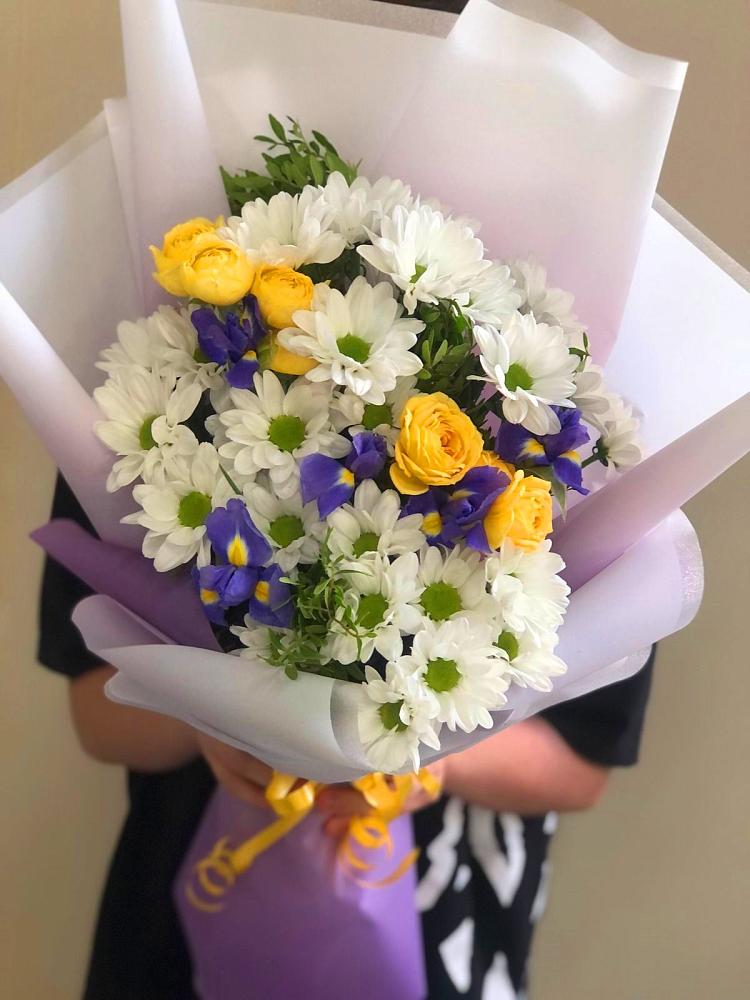 Букет цветов из: Ирисы, Хризантемы и Розы в Витязево