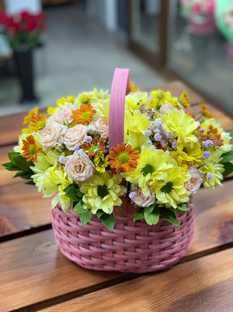 Цветочная композиция из Хризантемы и Розы в корзине в Витязево