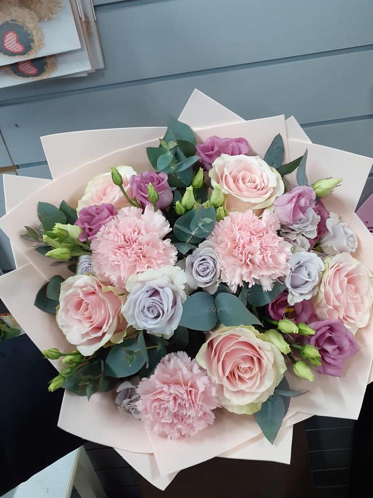 Букет цветов из: Розы, Гвоздики и Лизиантусы в Витязево