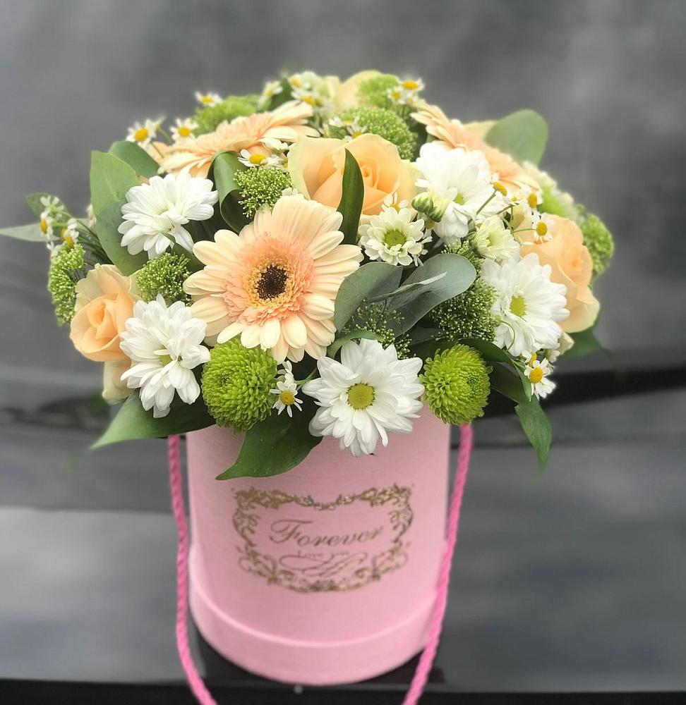 Цветочная композиция из Розы, Герберы и Хризантемы в шляпной коробке в Витязево